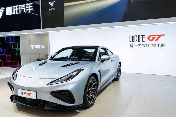 重庆城口县月集宏企业管理咨询哪吒汽车在智能汽车领域的表现，领途汽车在新能源汽车市场中的影响力